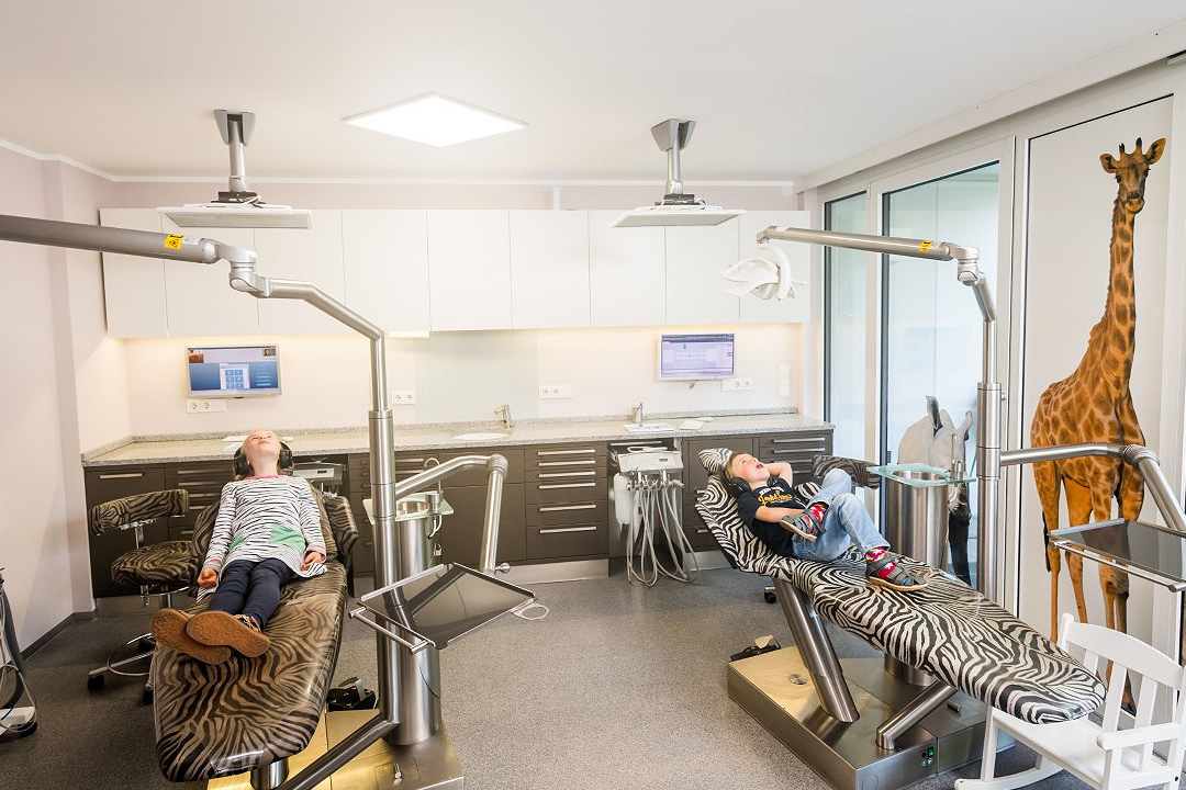 Zahnärzte auf den Terrassen: Kinder bei der Behandlung